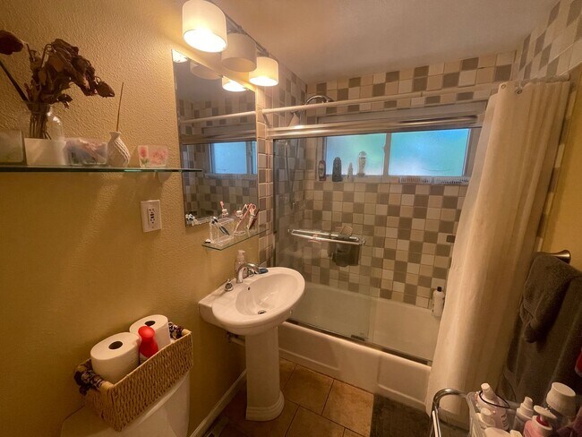 Building Photo - Charming 3 Bedroom Home in Aurora