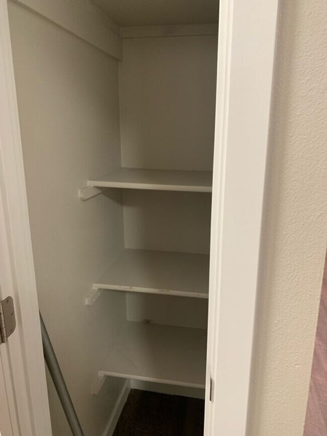 Building Photo - 2 Bedroom Apartment in Jewel Lake!