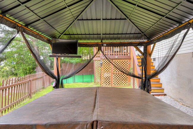 Building Photo - 4 bedroom 2.5 bath home on the water with ...