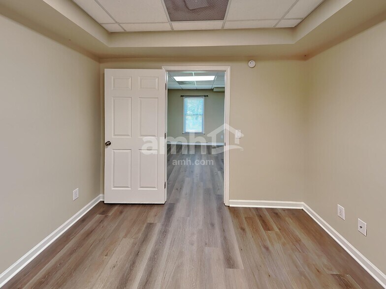 Building Photo - 513 Autumn Walk