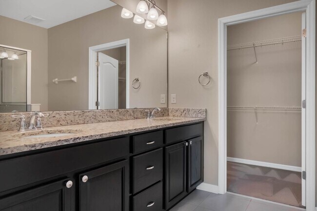 Building Photo - AVAILABLE NOW! 3/2.5/2 townhome close to H...