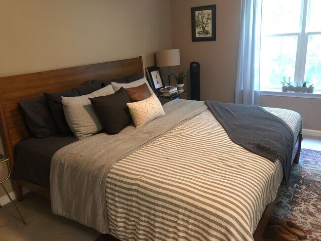 Building Photo - Beautifully Updated Townhome in Prime Carrboro Location – Walk to Downtown & Weaver Street Market