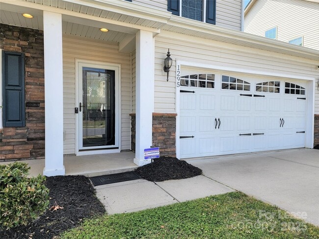 Building Photo - 1295 Farm Branch Dr SW