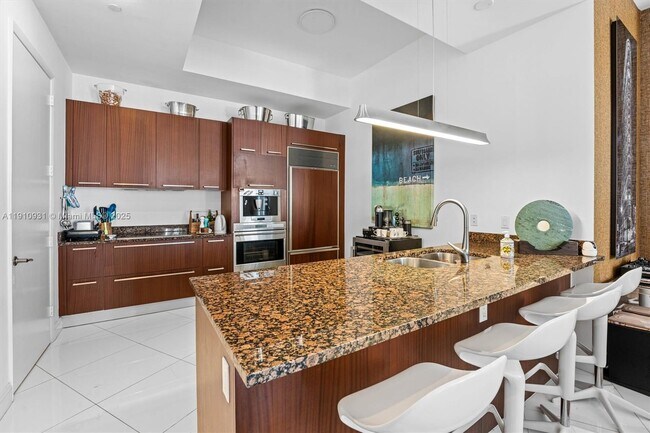 Building Photo - 15811 Collins Ave