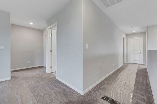 Building Photo - Gated community Located within the Valley Vista Master Plan. 4 Bed 3 Bath features and Open and i...