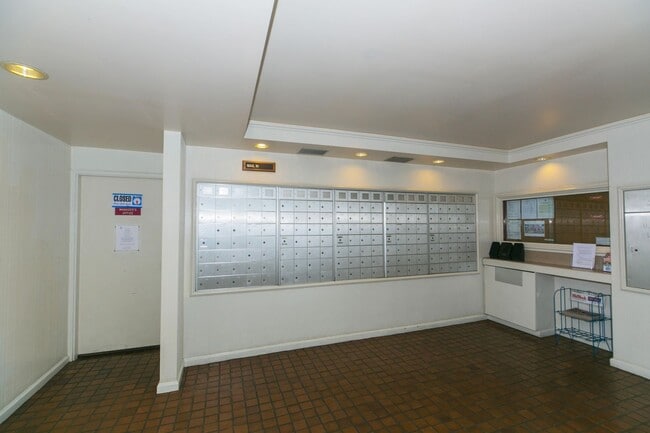 Building Photo - Canterbury Place - Fully renovated with hi...