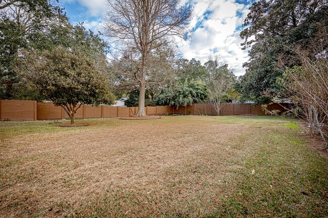 Building Photo - 3 Bedroom 2 Bath Downtown Ocean Springs