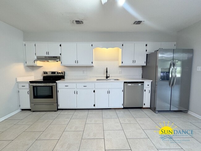 Building Photo - Charming 2-Bedroom Home with Bonus Room in Mary Esther!