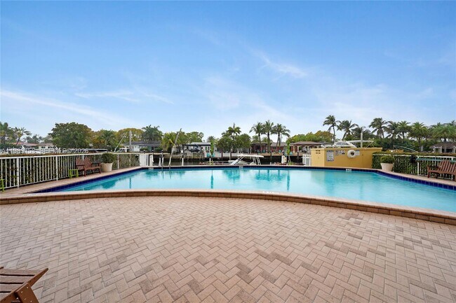 Building Photo - 2000 NE 135th St