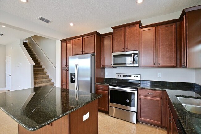 Building Photo - Beautifully Appointment 3/2 Modern Townhom...