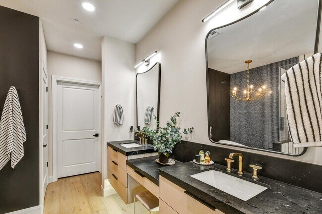 Building Photo - 4909 N Woodmere Fairway