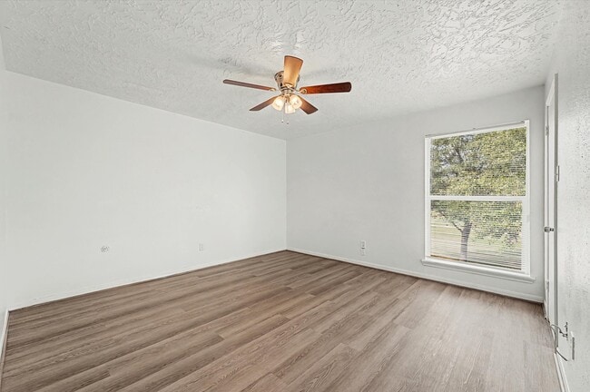 Building Photo - 8334 Country View Dr