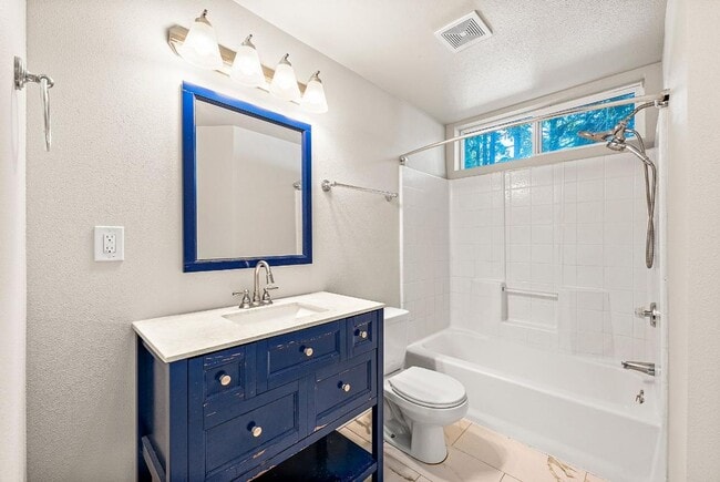 Building Photo - Updated 3 Bed Home for Rent in Lacey | Vau...
