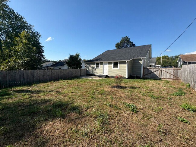 Building Photo - 2/2 Charming Home in West Greenville!