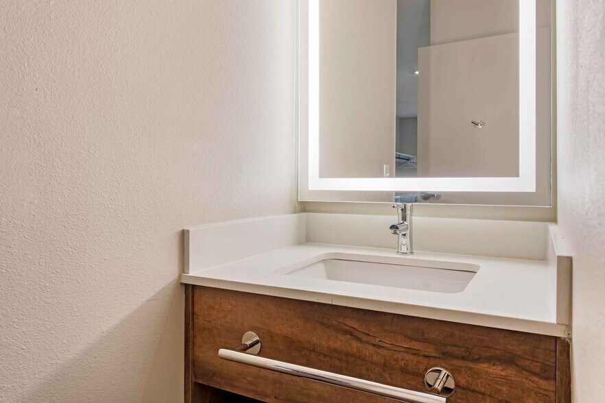 Building Photo - Furnished Studio-Yuma