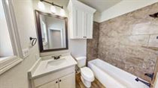 Building Photo - 311 Fairway Dr