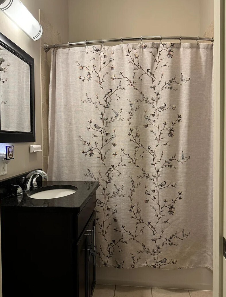 Building Photo - 207 E 6th St