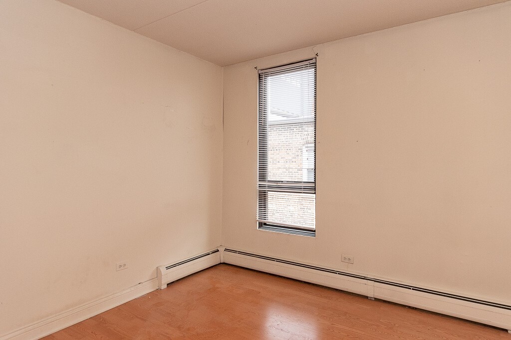 Building Photo - 622 W Wellington Ave