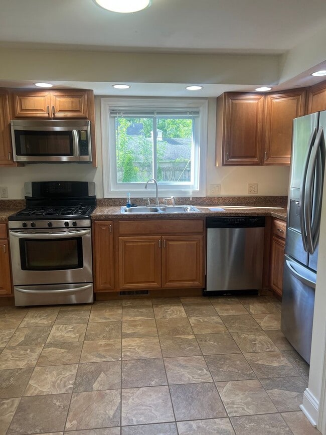 Building Photo - 3 Bed, 1.5 Bath Near U of R, Strong & Coll...