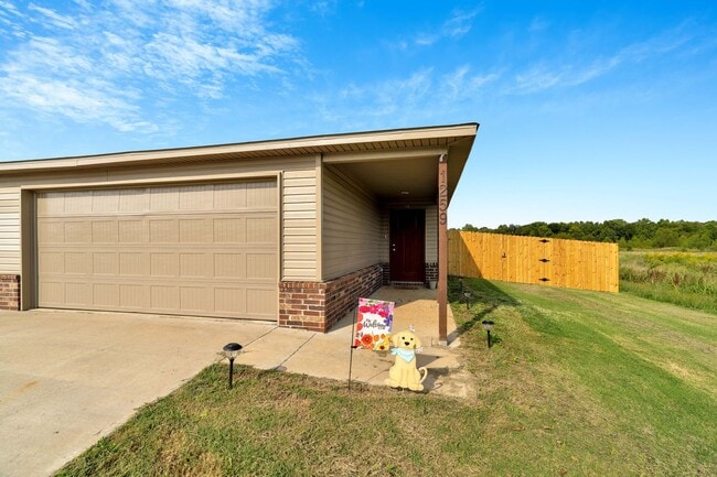 Building Photo - 1259 Oak St