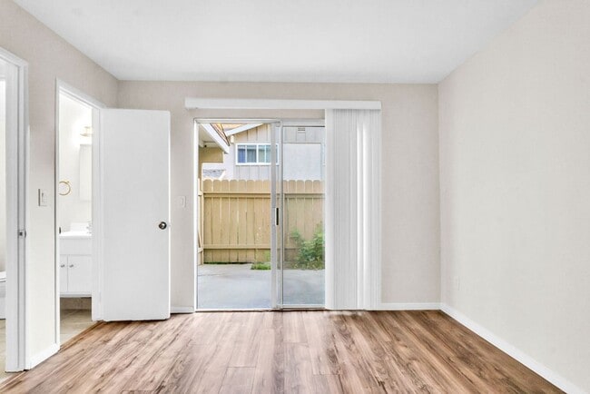 Building Photo - Great three bedroom townhome in UTC! Avail...