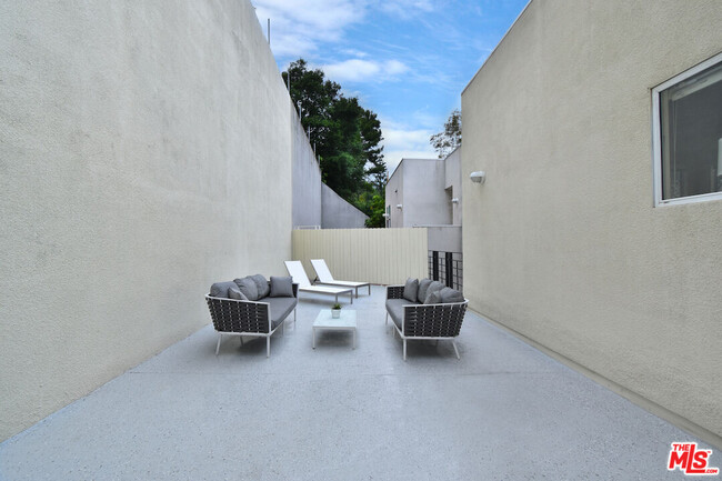 Building Photo - 1701 N Beverly Dr