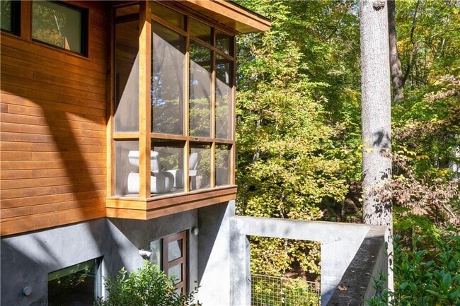 Building Photo - 515 Claire Dr NE