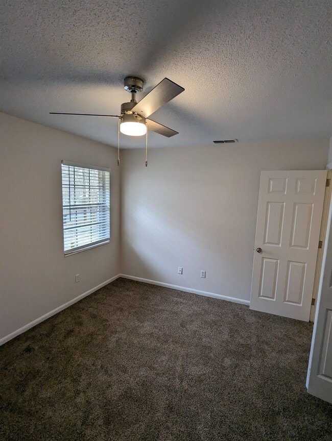 Building Photo - 911 Kendall Dr