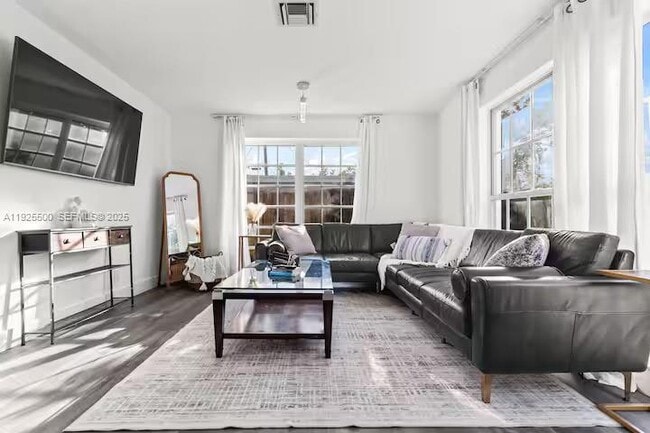 Building Photo - 909 NE 7th St