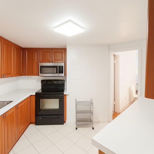 Building Photo - 905 Brickell Bay Dr