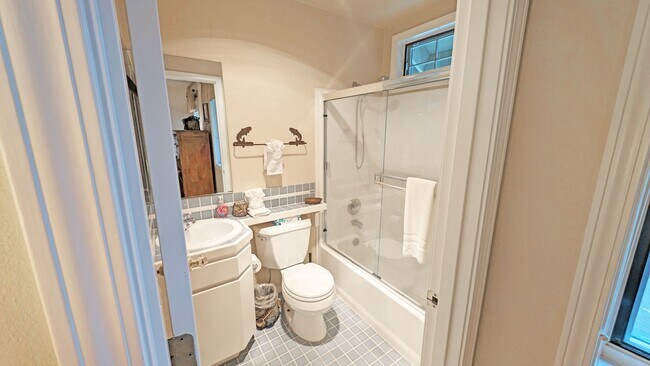 Building Photo - Furnished Sunriver 3 Bedroom Home Availabl...