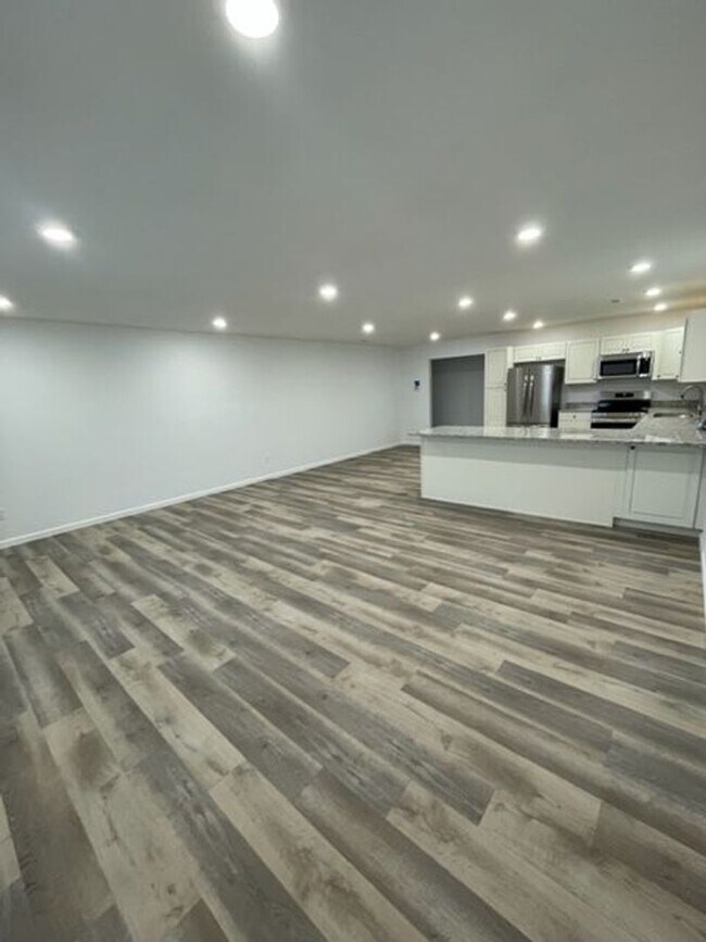 Building Photo - 419 E James Dr