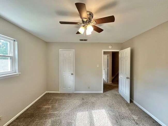 Building Photo - Available Now! Beautiful 3 Bedroom 2 Bath ...