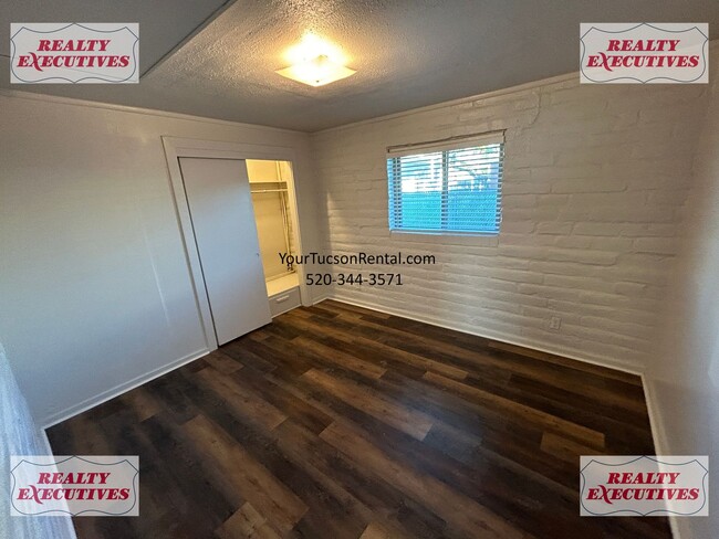 Building Photo - Romero Rd & Roger Rd - 3 bedroom 2 bath ho...