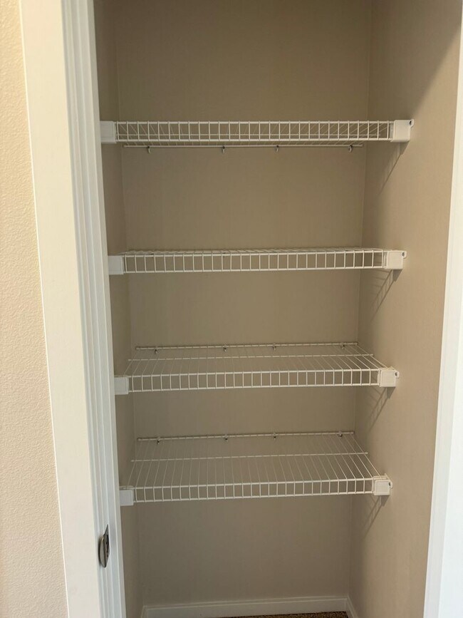 Building Photo - 4 bedroom 2.5 bathroom in Marcola Meadows!