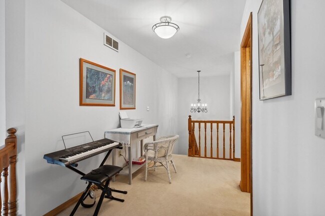 Building Photo - 3 bedroom, 2.5 bath townhome, close to Whi...
