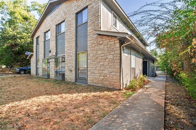 Building Photo - 115 S Frio St