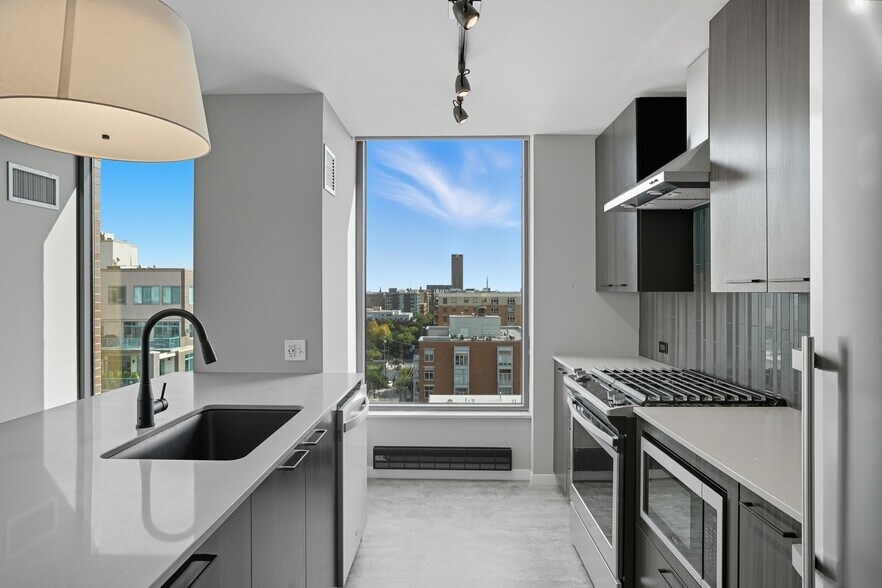 Building Photo - 979 W Washington Blvd