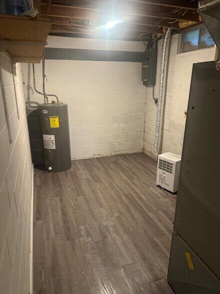 Building Photo - 4403 W Capri Ct