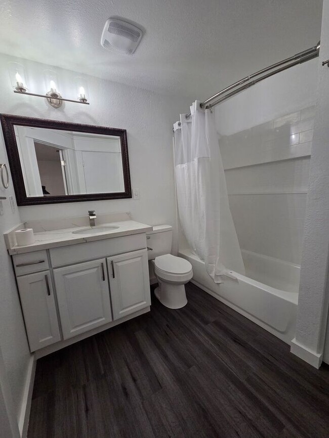 Building Photo - Tacoma 5 Bed, 2 Bath Split Level With Large Fenced Back Yard on Dead End Street!