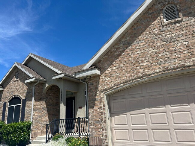 Building Photo - 3 Bedroom 2.5 Bathroom Upstairs Unit in Spanish Fork!