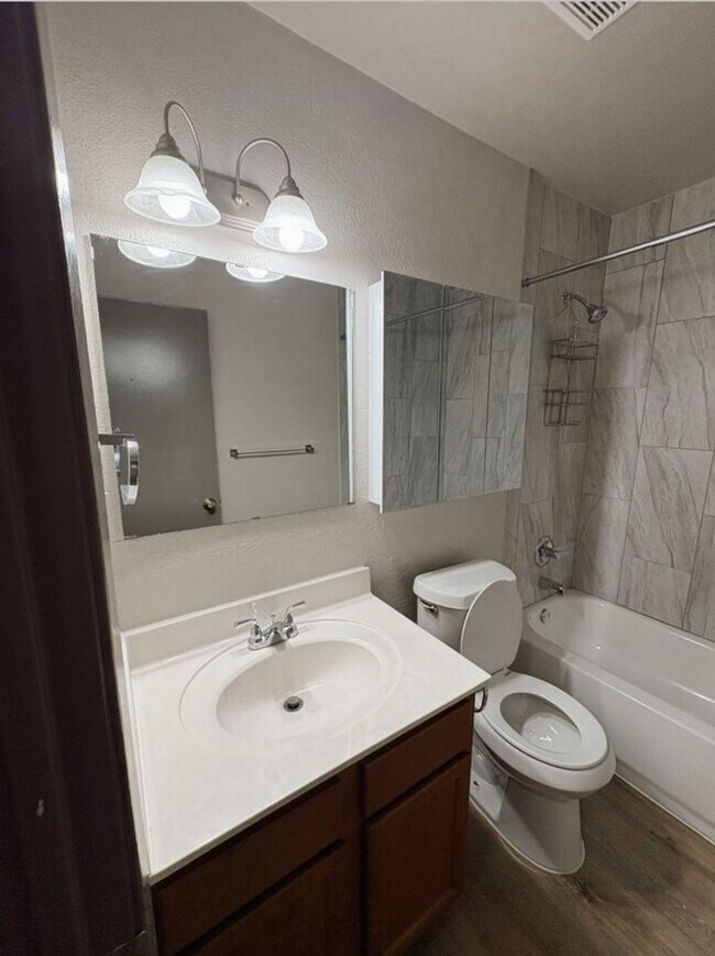 Building Photo - 204 W Mockingbird Ln