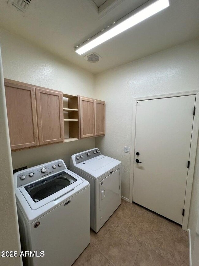 Building Photo - 714 W Spruell Ave