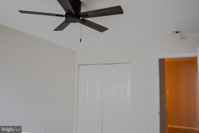 Building Photo - 8622 Village Square Dr