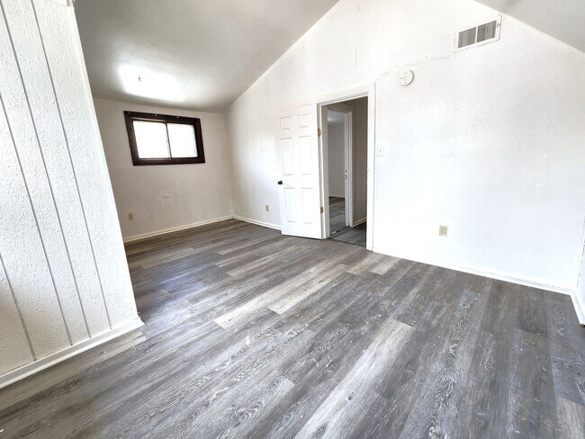 Building Photo - 5 bedroom single family - Available now!