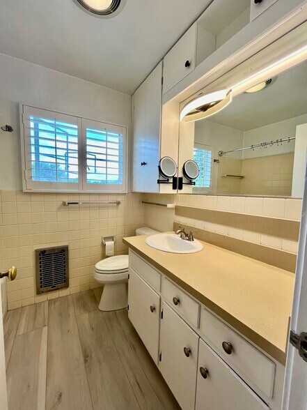 Full bath - 5249 Village Grn