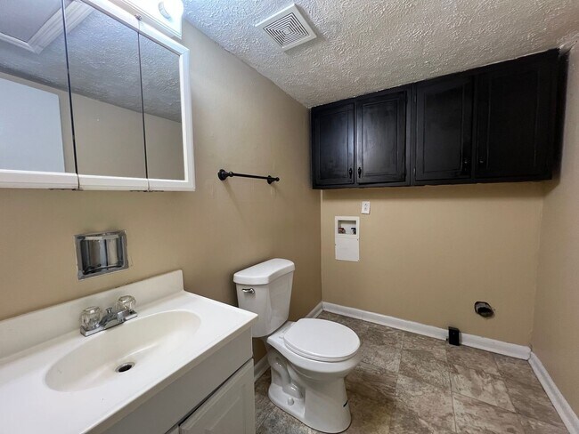 Building Photo - 6458 Easthampton Rd