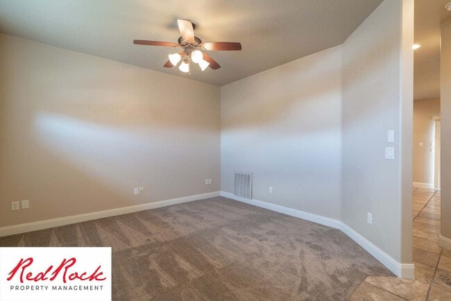 Building Photo - Beautiful Southgate Townhome!