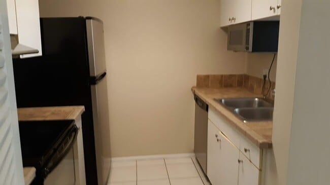 Building Photo - 3405 Winkler Ave Ext