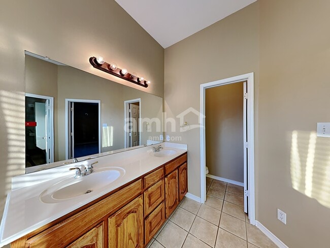 Building Photo - 2710 Beacon Hill Dr